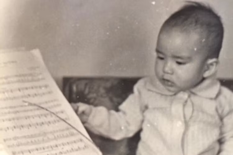 Ca sĩ Quang Hà khoe ảnh hồi nhỏ dễ thương. “Trán thế này chứ không bướng đâu nhé cả nhà ạ”, anh chia sẻ.