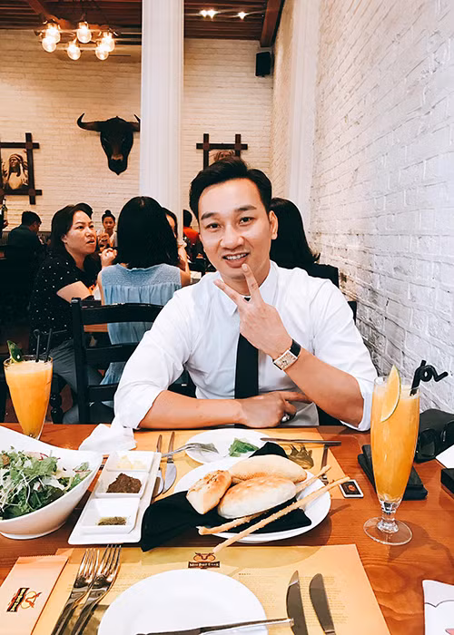 Bà xã MC Thành Trung chia sẻ: "Anh xã quốc dân nhịn ăn sáng, đi làm từ sớm tinh mơ ...xong việc quay về để chờ "bà vợ của năm" ngủ đến trưa mới dậy đi măm cả thể”.