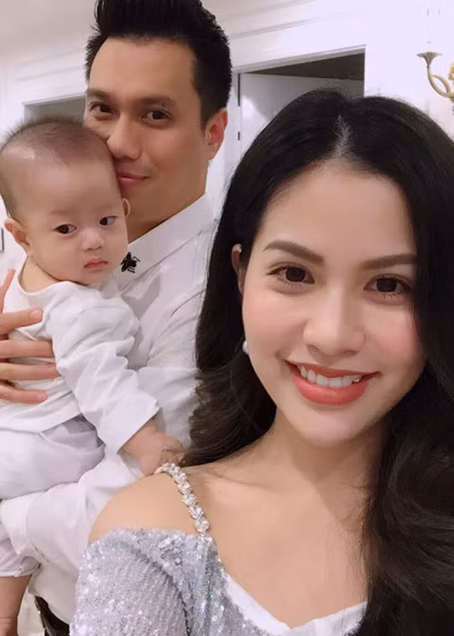Con trai diễn viên Việt Anh “Người phán xử” để mặt lạnh khi chụp ảnh cùng bố mẹ.