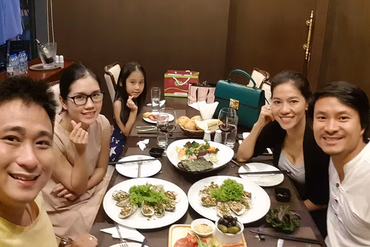 Vợ chồng Minh Tiệp dẫn con gái đi ăn cùng đạo diễn Hoàng Nhật Nam.