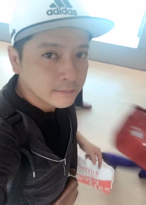 Diễn viên Hoàng Anh vội vã sang Mỹ để chăm vợ sắp sinh con. “Con gái ơi, mẹ vất vả lắm rồi, đừng làm mẹ buồn nữa, chờ ba qua thấy con”.
