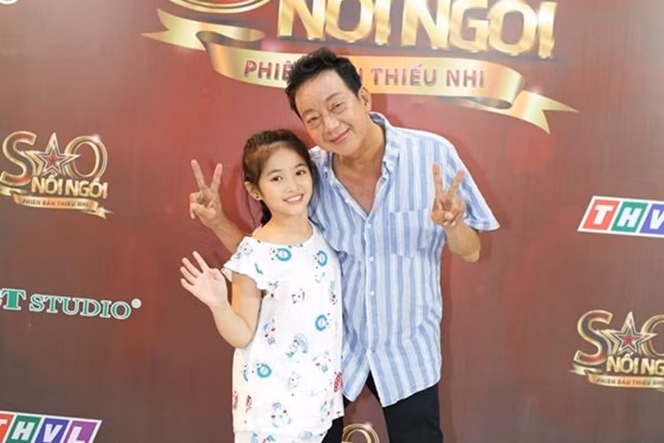 Khánh Nhi đam mê ca hát, diễn xuất từ nhỏ. Năm 5 tuổi, khi hết tiền đóng học phí, em chia sẻ với một người quen và được giới thiệu với nghệ sĩ Khánh Nam. Ảnh: Đời sống Việt Nam