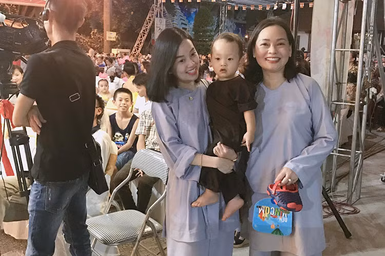Ly Kute cùng mẹ và con trai lên chùa nhân dịp lễ Vu lan là một trong những tin tức sao Việt trong ngày 3/9.