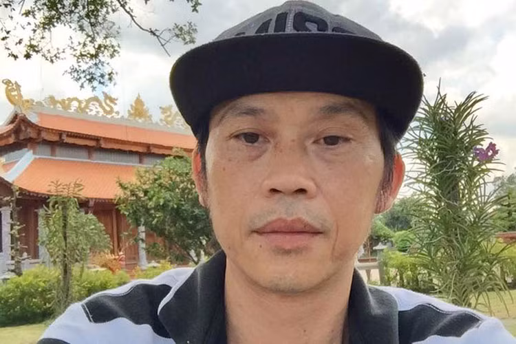Danh hài Hoài Linh viết trên trang cá nhân: “Thay đổi cách sống 1 tí đi Linh ơi, mày đối với anh em hết tình, mà anh em đối với mày hết hồn. Mà thôi không sao, đời còn dài mà. Âu đó cũng là nợ kiếp trước với họ, giờ trả cho xong vậy thôi. Mạnh mẽ lên”.