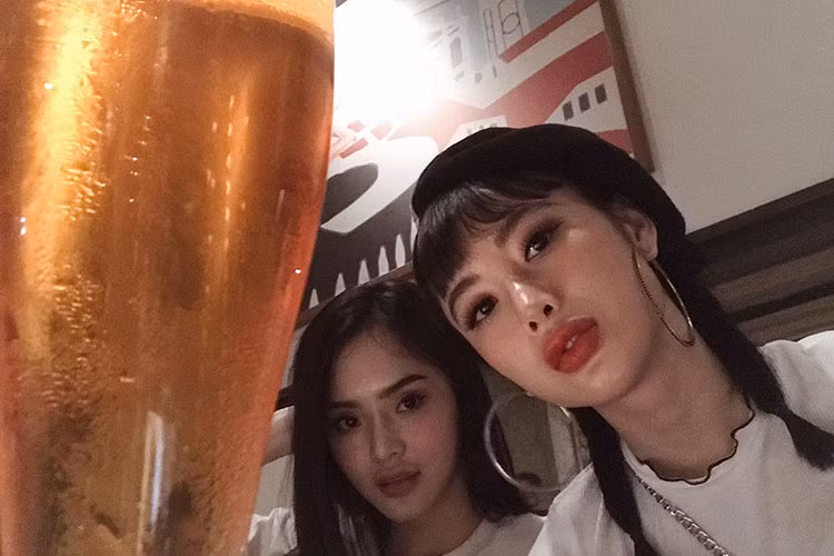 Angela Phương Trinh đi ăn tối với em gái Phương Trang.