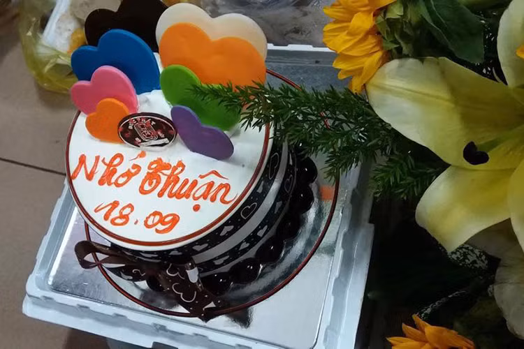 Vân Trang cũng viết status đầy xúc động: “Đến với sư phụ rồi đây. Từ lúc sư phụ bệnh, mang thai bé nên con không bên sư phụ những ngày cuối cùng. Gần giáp năm, sư phụ còn về nhắc con nữa đấy! Sư phụ ở đó, nhìn như mới hôm qua, giọng nói vẫn dịu dàng "sư phụ nghe nè Trang ơi".