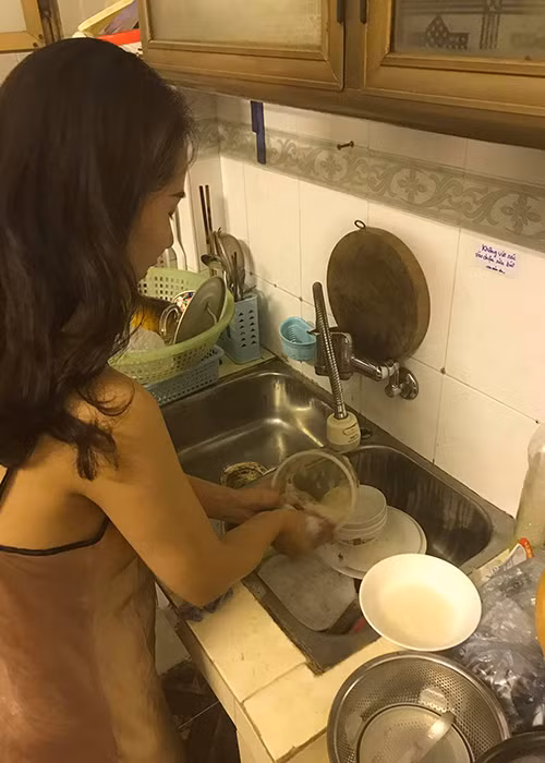 Đông Hùng khoe bạn gái chăm sóc nhà cửa giúp anh. Nam ca sĩ sinh năm 1993 còn tiết lộ mỗi lúc mệt mỏi, anh lại gọi cho người yêu chỉ để nghe giọng nói của cô.
