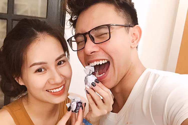Ngoài chia sẻ loạt ảnh tình tứ bên bạn gái xinh đẹp, nam ca sĩ còn nói lời yêu đầy sến sẩm dành cho cô gái này.