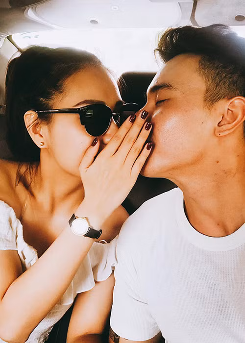 “Em từng nói "Em yêu anh vì đơn giản anh chẳng có gì cho em cả. Em yêu anh không phải vì anh là ca sĩ, vì anh đẹp trai. Em yêu anh vì ý chí của anh", Đông Hùng tiết lộ lý do bạn gái yêu anh.