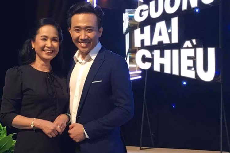 “Mẹ chồng” Lan Hương chia sẻ: “Gương hai chiều! Chương trình rất nhân văn, ý nghĩa khiến tôi thấy vui lắm! Các bạn ấy cứ hỏi chị có mệt không, cô có mệt không! Không hề mệt tí nào các bạn ạ mặc dù xong là phải phi thật nhanh ra máy bay không lại lỡ chuyến! Và 15h30 mới được ăn trưa”.