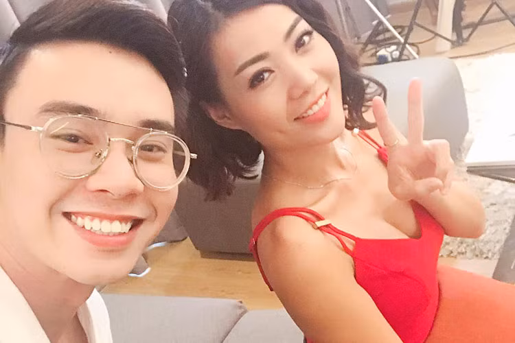 Đông Hùng chụp ảnh kỷ niệm với diễn viên Thanh Hương “Người phán xử” ở hậu trường một buổi ghi hình.