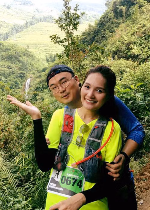Vợ chồng Hoa hậu Hương Giang hào hứng tham gia một cuộc thi chạy bộ.