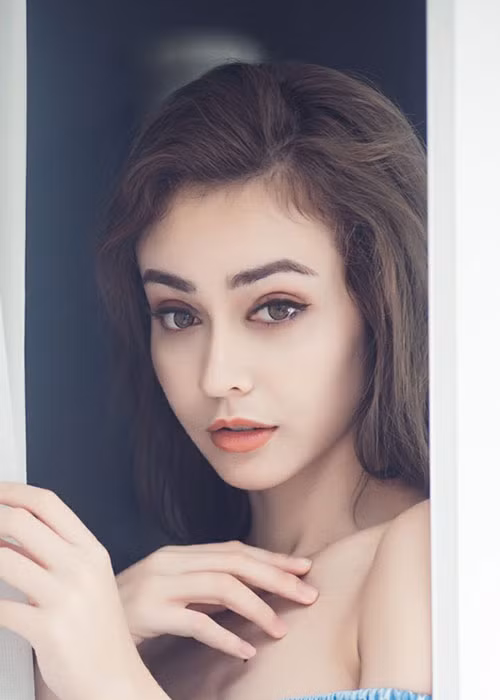Mlee khoe hình ảnh quyến rũ, khác hẳn với phong cách cá tính thường thấy.