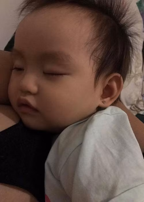 Hồng Quế rất lo lắng và thương con gái bị sốt, ngủ không yên giấc.