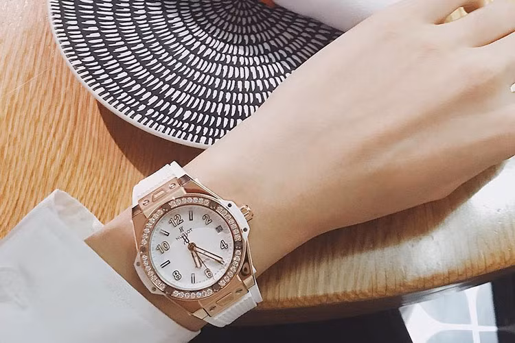  Sao Việt Hoa hậu Kỳ Duyên khoe chiếc đồng hồ đắt tiền có giá hơn 600 triệu đồng.