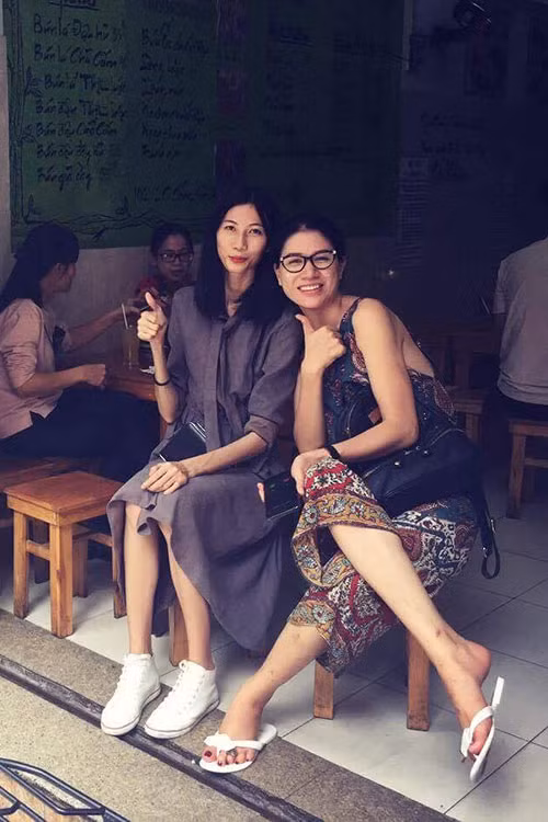 Sau ồn ào xuất hiện gầy trơ xương trên sóng truyền hình, Cao Ngân (trái) đang nỗ lực tăng cân. Mới nhất, cô khoe ảnh đi ăn ở quán của Trang Trần.