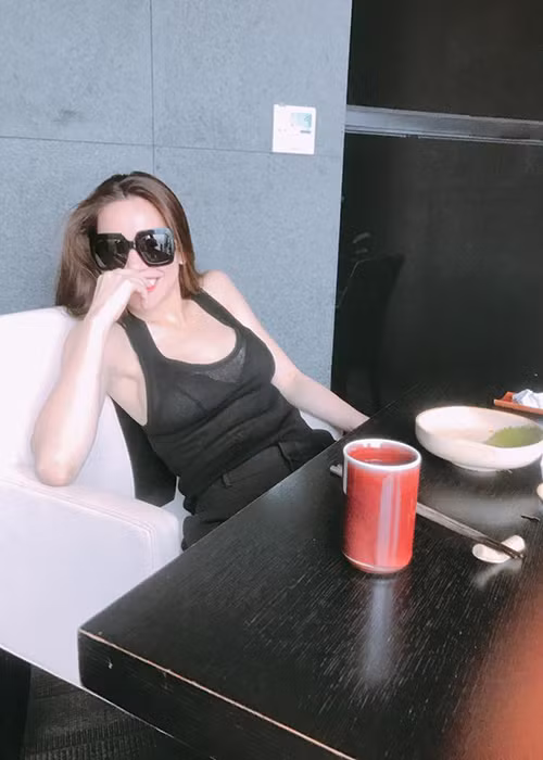 Khi Hồ Ngọc Hà để lại bình luận là biểu tượng trái tim, Kim Lý khoe hình ảnh nữ ca sĩ. Nhiều người cho rằng cả hai đã cùng đi ăn.