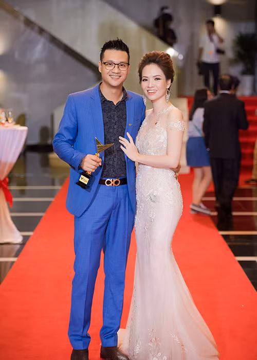Đạo diễn Khải Anh vinh dự cầm cúp giải thưởng thay cho ê-kíp phim "Người phán xử".