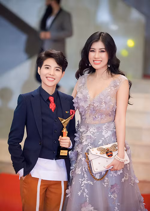 Vũ Cát Tường khoe cúp giải thưởng Ca sĩ ấn tượng của mình trên thảm đỏ.
