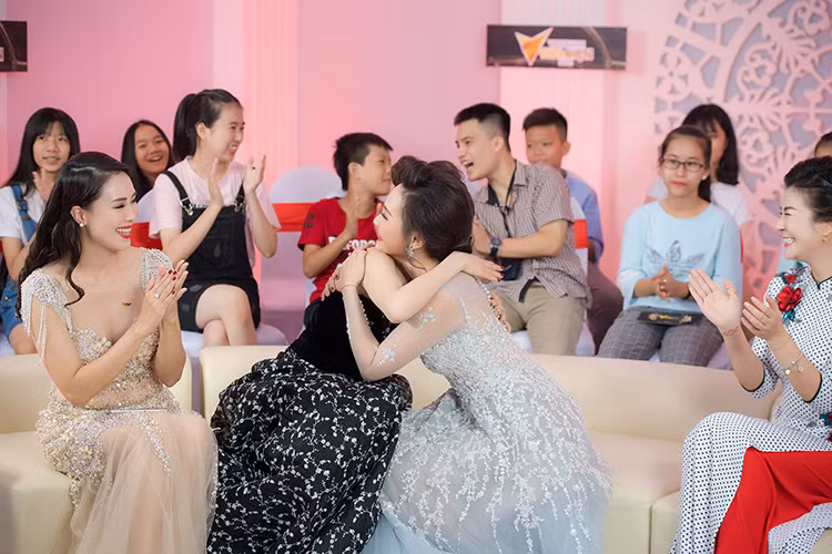 Nhã Phương vui vẻ chúc mừng Bảo Thanh đã đoạt giải.