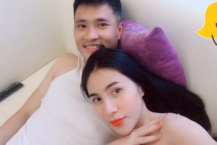 Thủy Tiên bày tỏ cô cảm thấy hạnh phúc khi ở bên Công Vinh. “Chỉ biết yêu thôi, chả biết gì”, nữ ca sĩ chia sẻ.