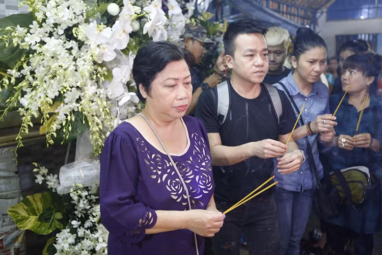 Nghệ sĩ Phi Phụng cũng có mặt tại tang lễ. Ảnh: Dân Việt