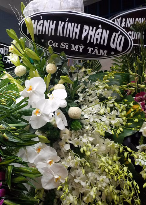 Ca sĩ Mỹ Tâm gửi vòng hoa viếng. Theo cáo phó, lễ động quan nghệ sĩ Khánh Nam diễn ra vào ngày 2/10, an táng tại Bến Tre. Ảnh: Vietnamnet
