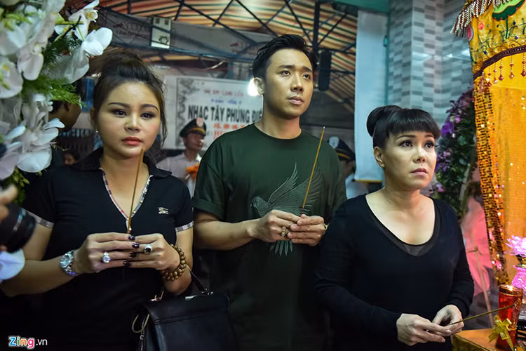  Nghệ sĩ Khánh Nam qua đời vào sáng ngày 28/9. Tối qua, Trấn Thành, Việt Hương và Lê Giang đau buồn đến viếng đàn anh. Ảnh: Zing