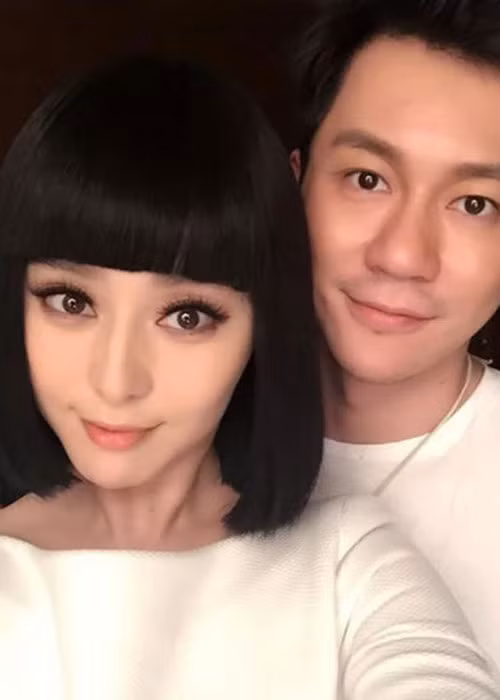 Phạm Băng Băng và Lý Thần nảy sinh tình cảm trên phim trường “Võ Mị Nương truyền hình”. Bị đồn hẹn hò từ tháng 3/2014 nhưng phải đến tháng 5/2015, cả hai công khai yêu đương bằng bức ảnh chụp chung kèm chú thích: “Chúng tôi”. Ảnh: Ifeng