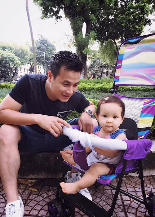 Diễn viên Anh Đức "Người phán xử" đưa cô con gái xinh xắn đi chơi.