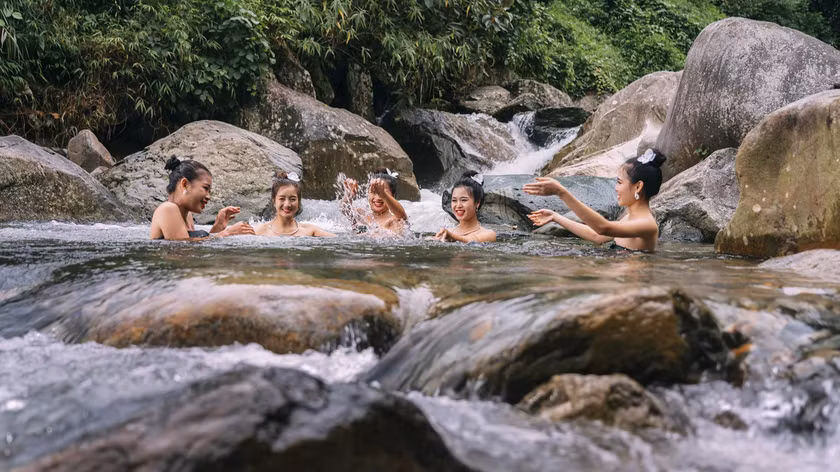 lối sống sạch sẽ, vệ sinh, gần gũi với hương hoa rừng đã làm cho nước da con gái Thái trắng trẻo hơn, mềm mại hơn, mịn màng hơn.