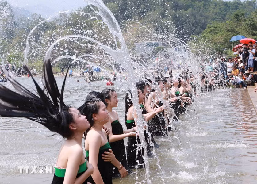 Hình ảnh người con gái Thái gợi cảm bên dòng suối đã trở thành một trong những nét đẹp khó quên của người con gái nơi đây. Ảnh: TTXVN.
