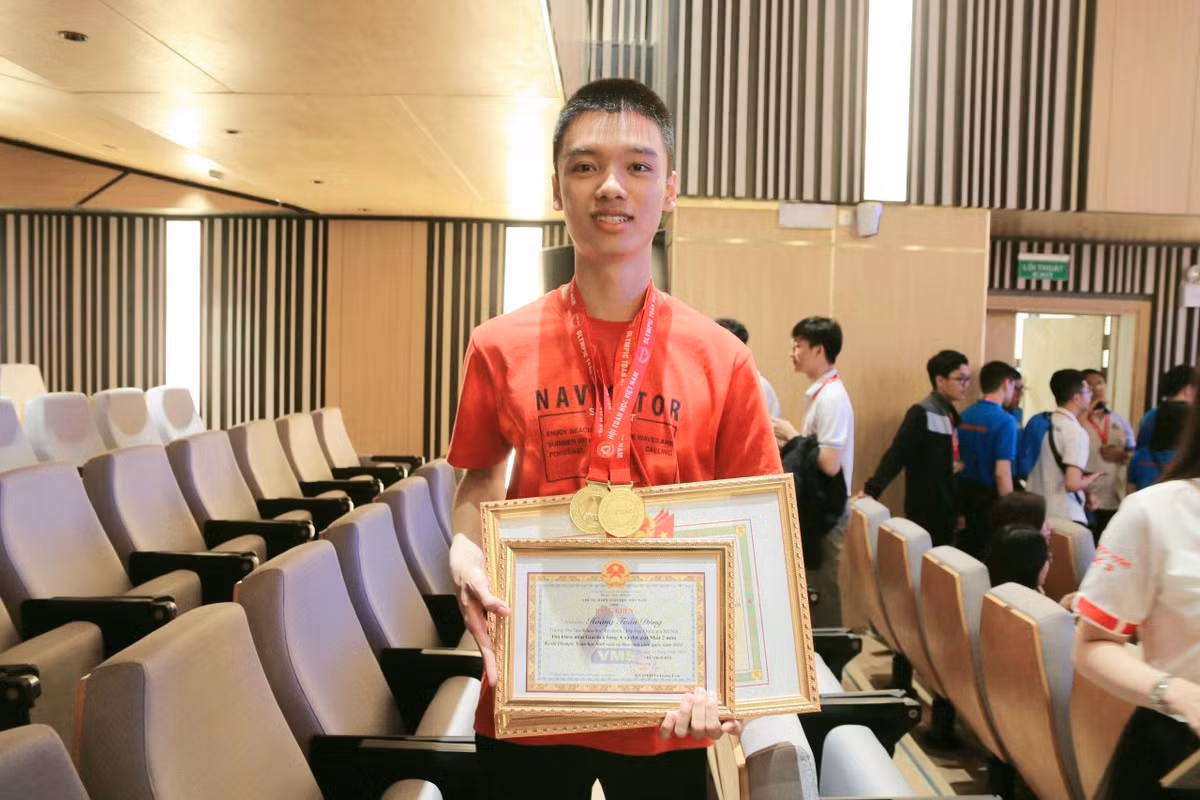 Thu khoa Olympic Toan hoc Hoang Tuan Dung: Toan dem den niem vui bat tan