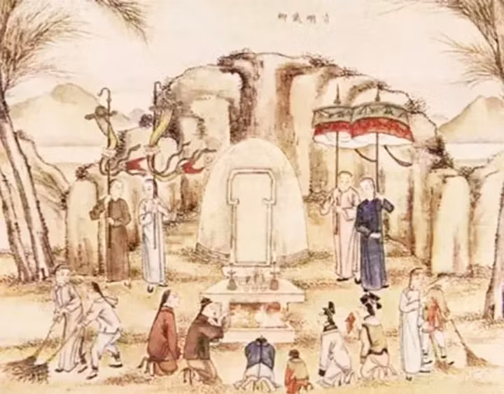 Tuy nhiên, các chuyên gia phong thủy lưu ý một số kiêng kỵ để tránh gặp điều xui xẻo khi đi tảo mộ Tết Thanh minh. Điều đầu tiên là không chụp ảnh ở nơi nghĩa trang, lăng mộ. Đây là điều đại kỵ, nhưng nhiều người, nhất là các bạn trẻ hay vướng phải.