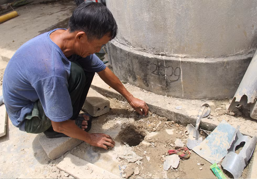 Đây không phải lần đầu tiên khí gas bốc lên khi đào giếng. Trước đó, người dân xã Thanh Giang (huyện Thanh Chương, Nghệ An) nhiều lần phát hiện các luồng khí lạ phun ra từ lòng đất khi khoan giếng nước. Ảnh: Thanh Niên.