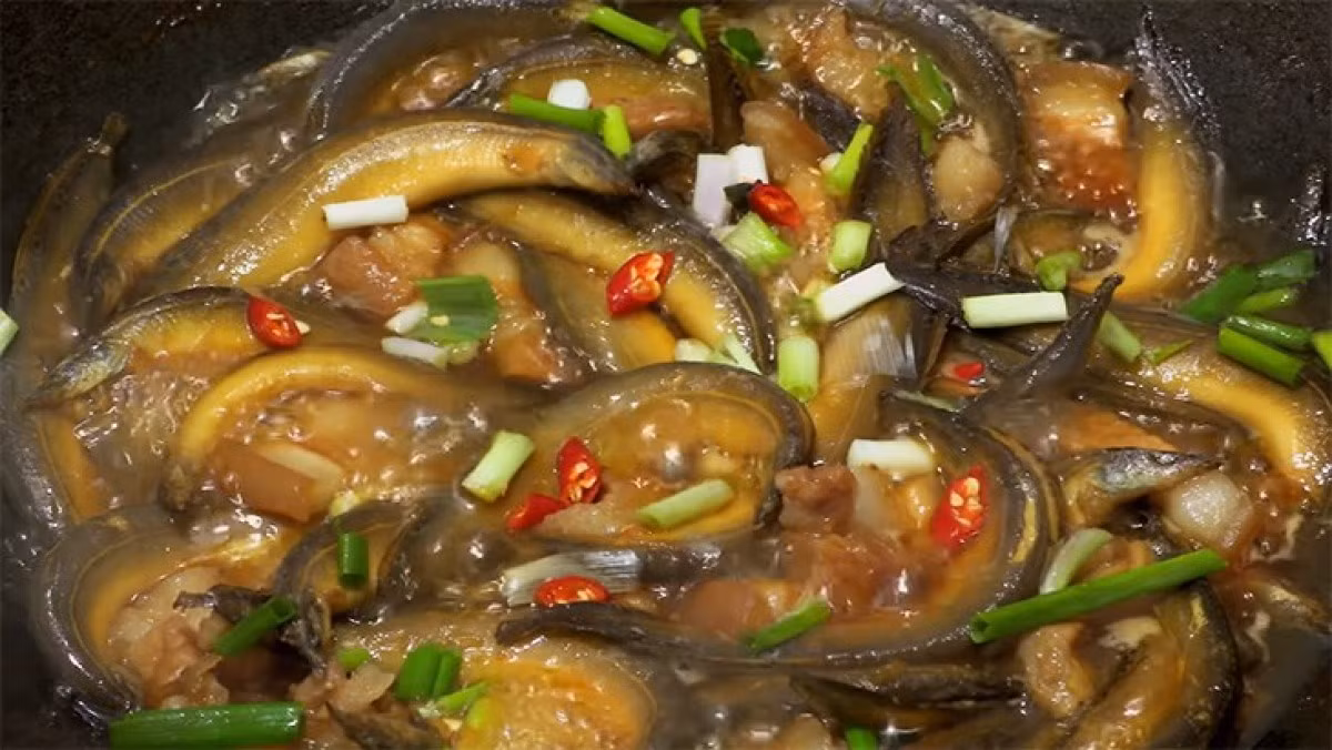 Cao giá và hiêm nhât là chạch chấu sông Đà, có khi lên tới cả triệu đồng một kg. Tuy nhiên, vẫn hút khách bởi giá trị dinh dưỡng cao, nhất là được các quý ông ưa chuộng.
