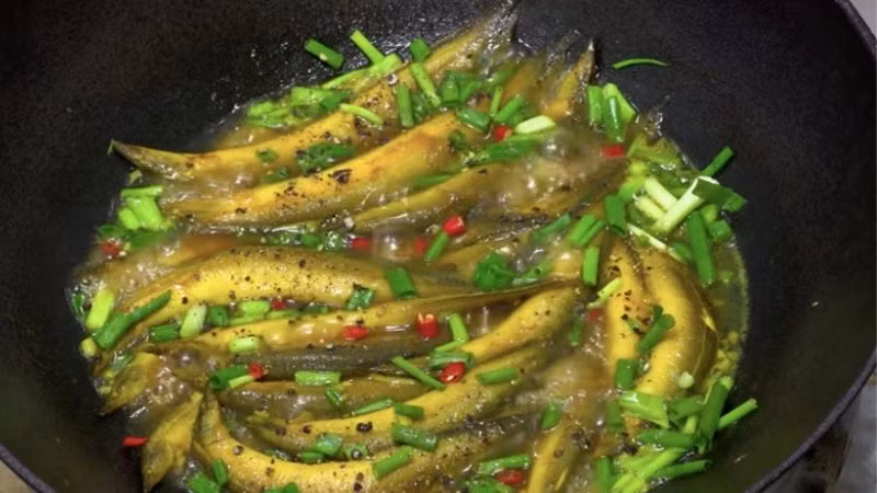 Cá chạch kho tiêu. Một miếng cá chạch thơm nồng nàn, cay the hấp dẫn kết hợp với một chén cơm trắng dẻo thơm, nóng hổi, vừa là thức ăn ngon vừa là vị thuốc bổ dưỡng.