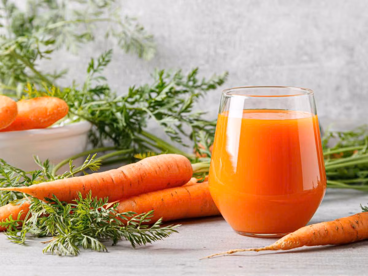  Nước ép cà rốt: Cà rốt rất giàu beta-carotene, chất này sẽ được chuyển hóa thành vitamin A trong cơ thể. Vitamin A rất cần thiết cho sức khỏe của gan vì nó giúp bảo vệ gan khỏi bị hư hại. Nước ép cà rốt còn giúp cải thiện tiêu hóa và thải độc. Beta-carotene và flavonoid thực vật có trong cà rốt giúp ích cho chức năng gan nói chung. Ảnh minh họa