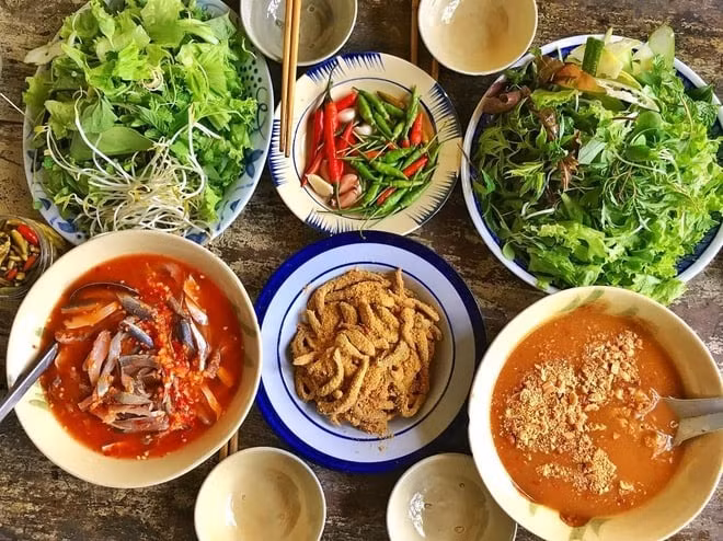 Đến bãi rạn Nam Ô, du khách còn được thưởng thức các đặc sản của vùng biển này do ngư dân làng chài đánh bắt. Những con mực tươi rói, tôm, cá vẫn nhảy tanh tách khi được kéo từ biển lên… cùng sự nhiệt tình của người dân địa phương sẽ giúp du khách có trải nghiệm khó quên ở Nam Ô. Ảnh Internet