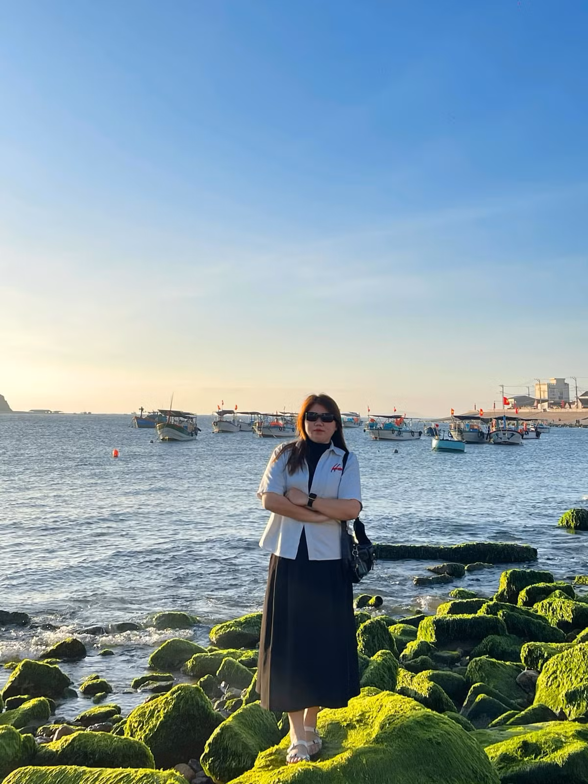 Nhiều bạn trẻ thả dáng bên bãi đá rêu xanh mướt Nhơn Hải. Ảnh Phan Thùy Linh