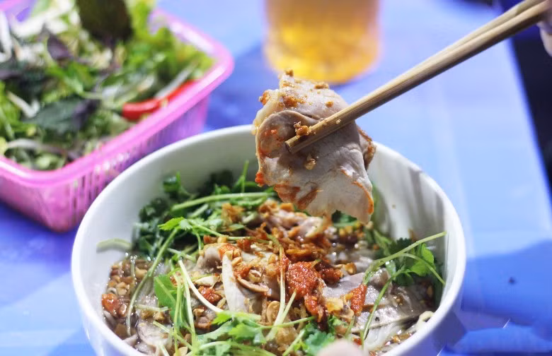 Một bát phở chua gồm hai phần. Phần khô có bánh phở được chần qua nước ấm, thịt xá xíu, dạ dày, gan lợn rán cháy cạnh, dưa chuột, thịt vịt quay, lạp xưởng thái mỏng, lạc rang, khoai lang hoặc khoai tây chiên thái chỉ, hành khô, rau thơm... Phần nước gồm nước sốt trộn phở và một bát nước dùng, nước mỡ chắt ra từ bụng con vịt quay hoặc nước luộc vịt, đậm đà gia vị. Ảnh Internet