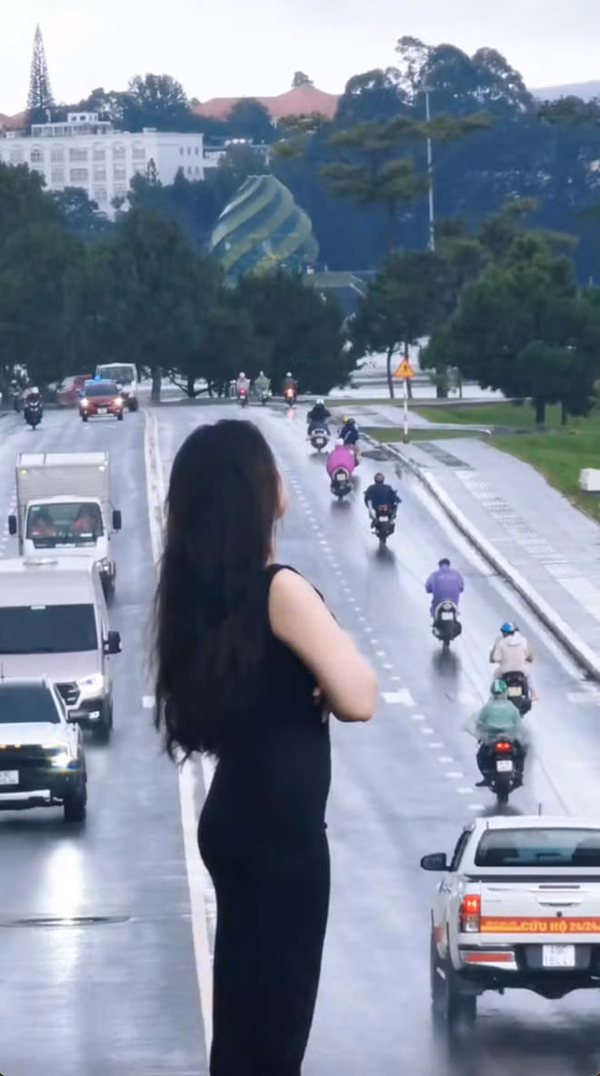 Dốc Sương Nguyệt Ánh được phát hiện có góc chụp tạo hiệu ứng đẹp mắt tương tự đường Thương Nhĩ Đại Đạo. Ảnh Haocadidau