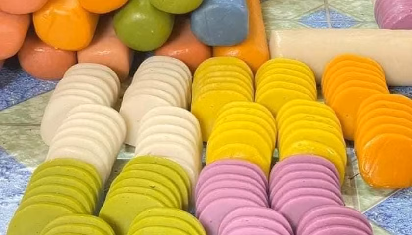 Giữa vùng núi rừng Hà Giang, từ lâu đã xuất hiện một loại đặc sản gây quyến luyến cho biết bao người. Đó là bánh đá, hay còn được gọi là bánh Lơ khoải. Ảnh Internet
