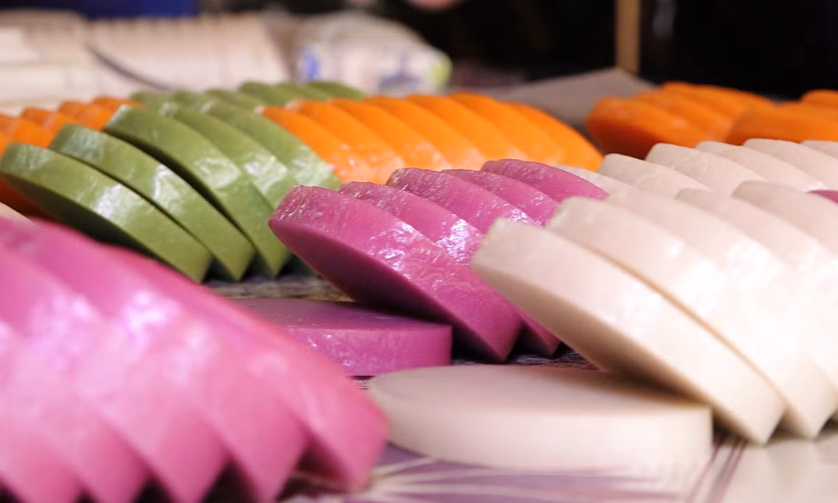 Những chiếc bánh này là món đặc sản riêng có của người Dao và người Nùng ở vùng rẻo cao Hà Giang. Sở dĩ nhiều người tò mò món ăn này bởi cái tên độc đáo và màu sắc bắt mắt của nó. Ảnh Internet