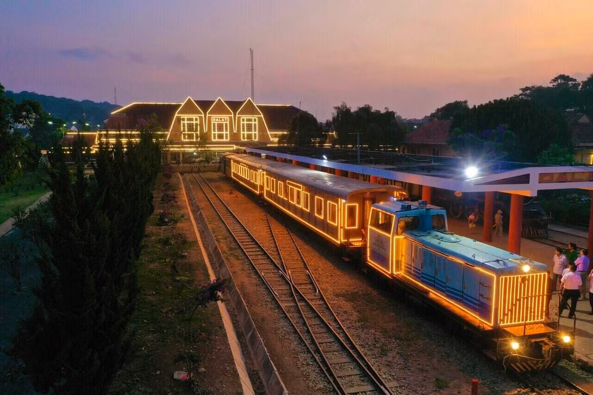 Nhà ga Đà Lạt là điểm chụp ảnh yêu thích của các đôi tình nhân trong dịp cưới và các bạn trẻ khi đến du lịch Đà Lạt. Nhà ga có lối kiến trúc độc đáo từ đầu máy, đường sắt răng cưa cho đến không gian trong khoang tàu… Ảnh Internet