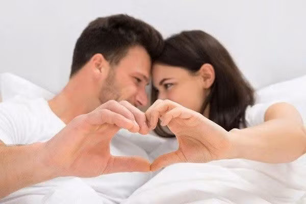  Dễ đạt được khoái cảm: Các chuyên gia cho biết, vào chu kỳ kinh nguyệt, phần xương chậu và âm đạo của phụ nữ sẽ giãn nở hơn so với bình thường. Do đó, khi quan hệ tình dục vào lúc hành kinh phụ nữ dễ đạt khoái cảm hơn, cảm xúc có thể đạt được gấp đôi so với quan hệ tình dục vào ngày thường. Ảnh minh họa
