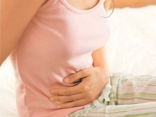 Tuy nhiên, “yêu” không đúng cách trong ngày đèn đỏ cũng sẽ dẫn đến một số vấn đề như nguy cơ viêm niêm mạc tử cung. Niêm mạc tử cung trong kỳ kinh nguyệt cũng trở nên mỏng và nhạy cảm hơn. Việc quan hệ tình dục mạnh bạo trong thời gian này có thể dẫn đến rách tử cung và tổn thương niêm mạc tử cung lâu dài, ảnh hưởng tới sức khỏe và khả năng sinh sản của phụ nữ. Ảnh minh họa
