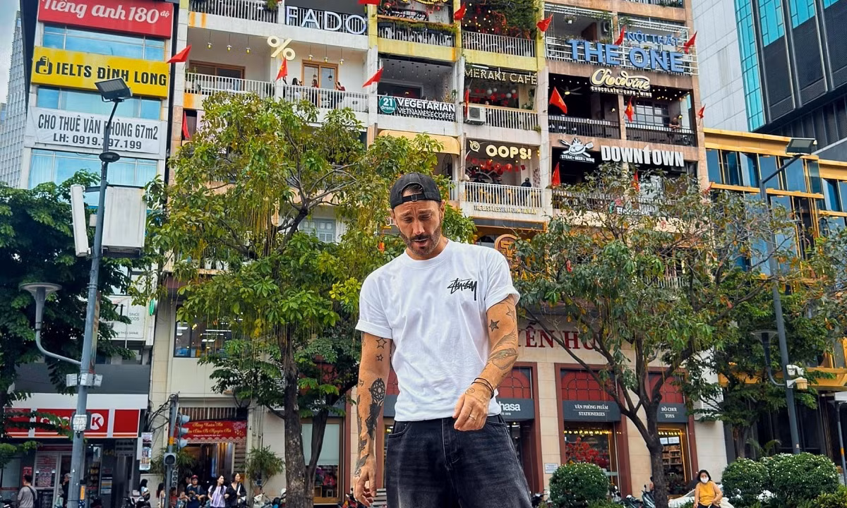 Khach Tay say “du du” khi lan dau uong ca phe den da Viet