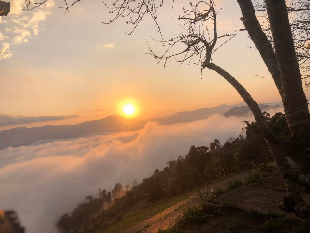 Không gian nên thơ và ngập mây của núi rừng nơi đây đẹp tựa một nàng tiên đang say giấc giữa chốn đại ngàn. Ảnh Fb Huệ Thu