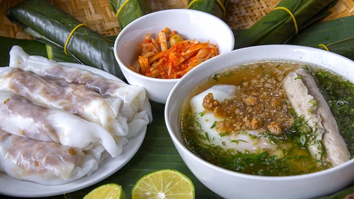 Bánh cuốn Cao Bằng đặc biệt hơn so với bánh cuốn ở các vùng khác, thường ăn cùng với nước dùng ninh từ xương. Trong phần nước dùng ninh xương còn có cả thịt bằm và hành hoa mỡ, ăn kèm bánh cuốn nóng hoặc bánh cuốn trứng. Ảnh Internet